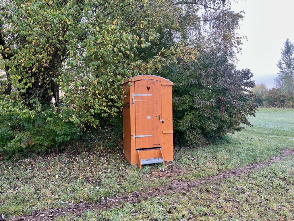 Klohäuschen mit versperrten Schloss